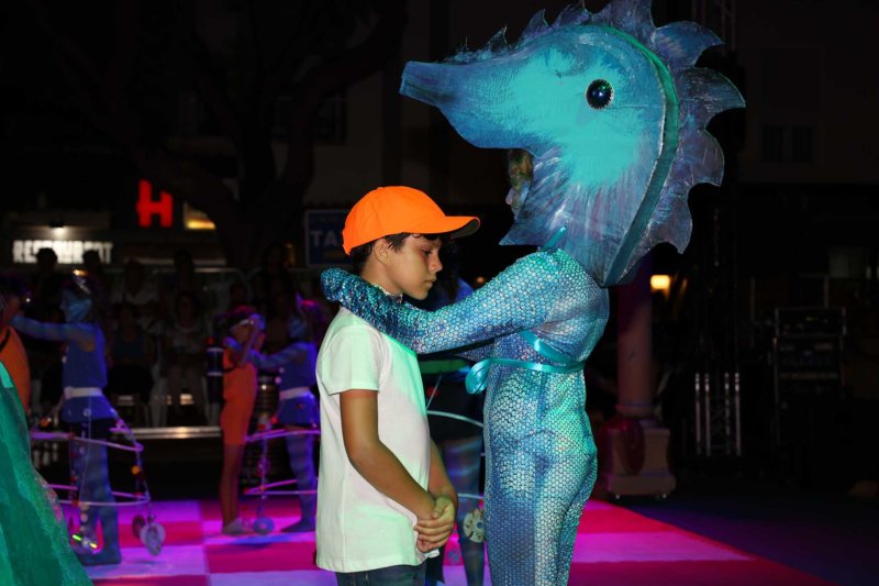 Y los mares sucumben ante la acción depredadora y el egoísmo de la humanidad en los Escacs Vivents de Xàbia  Y los mares sucumben ante la acción depredadora y el egoísmo de la humanidad en los Escacs Vivents de Xàbia